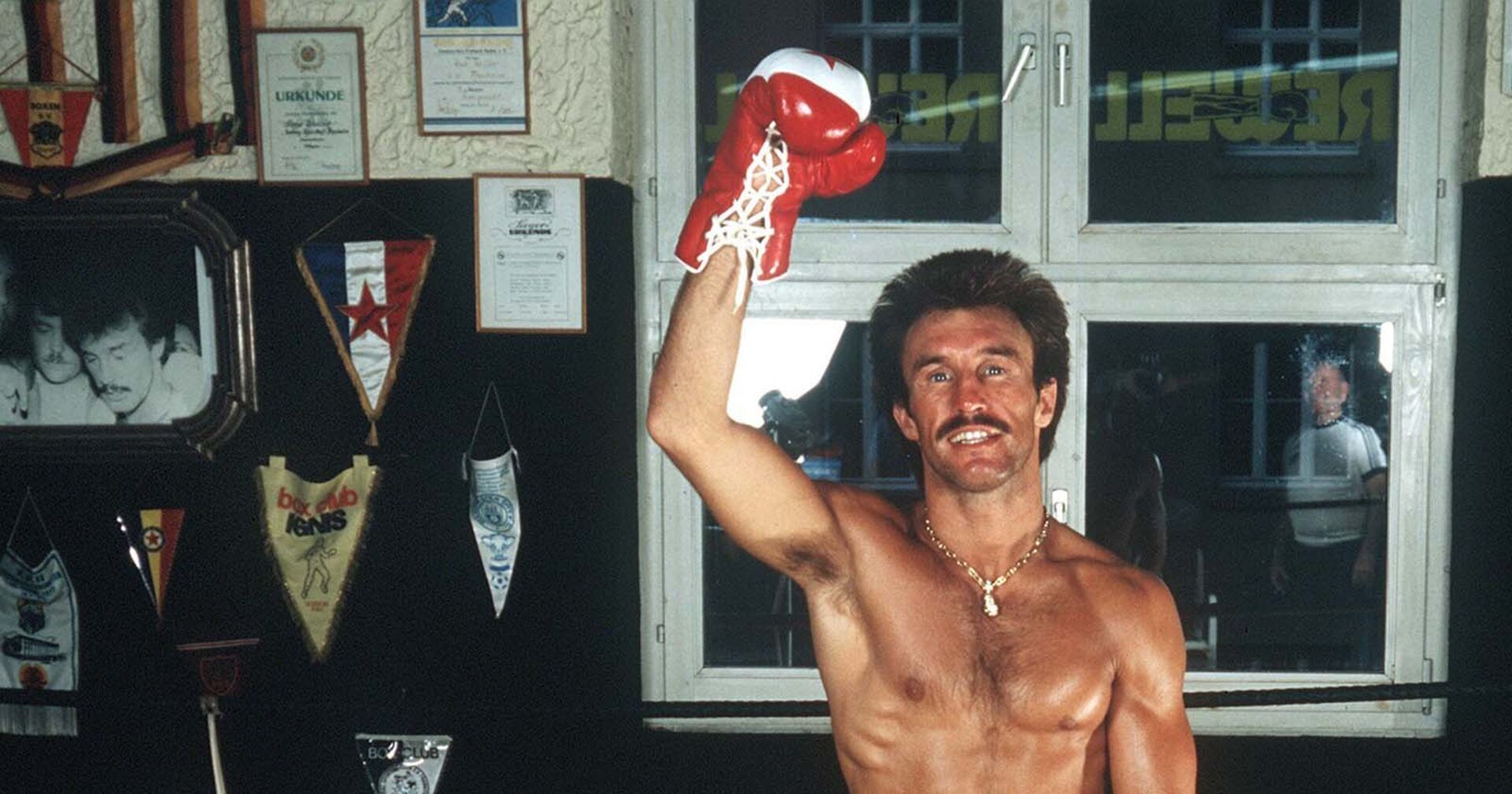 Der deutsche Profi-Boxer im Leichtgewicht, Rene Weller, posiert in seinem Trainingsraum. Aufnahme von 1983.