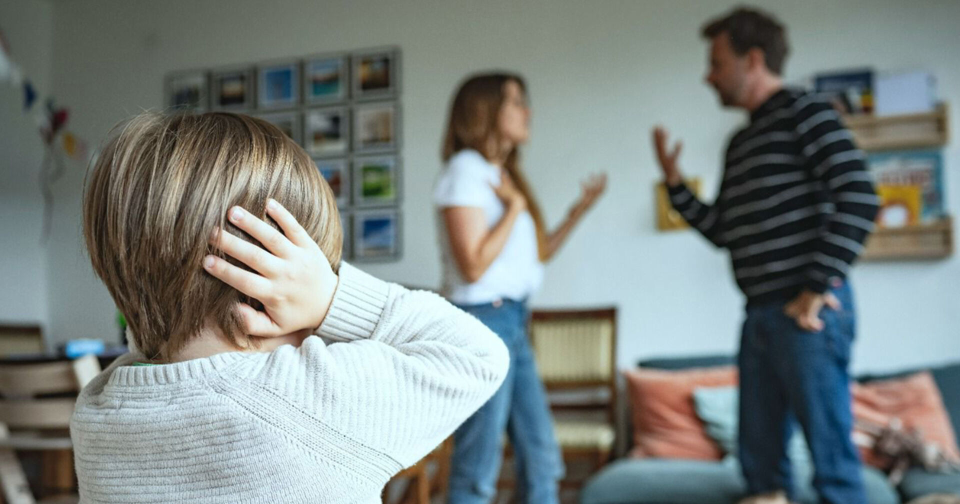 Kinder fühlen sich allein gelassen, wissen nicht, wie sie mit dem plötzlichen Verlust der vertrauten Lebenssituation umgehen sollen.