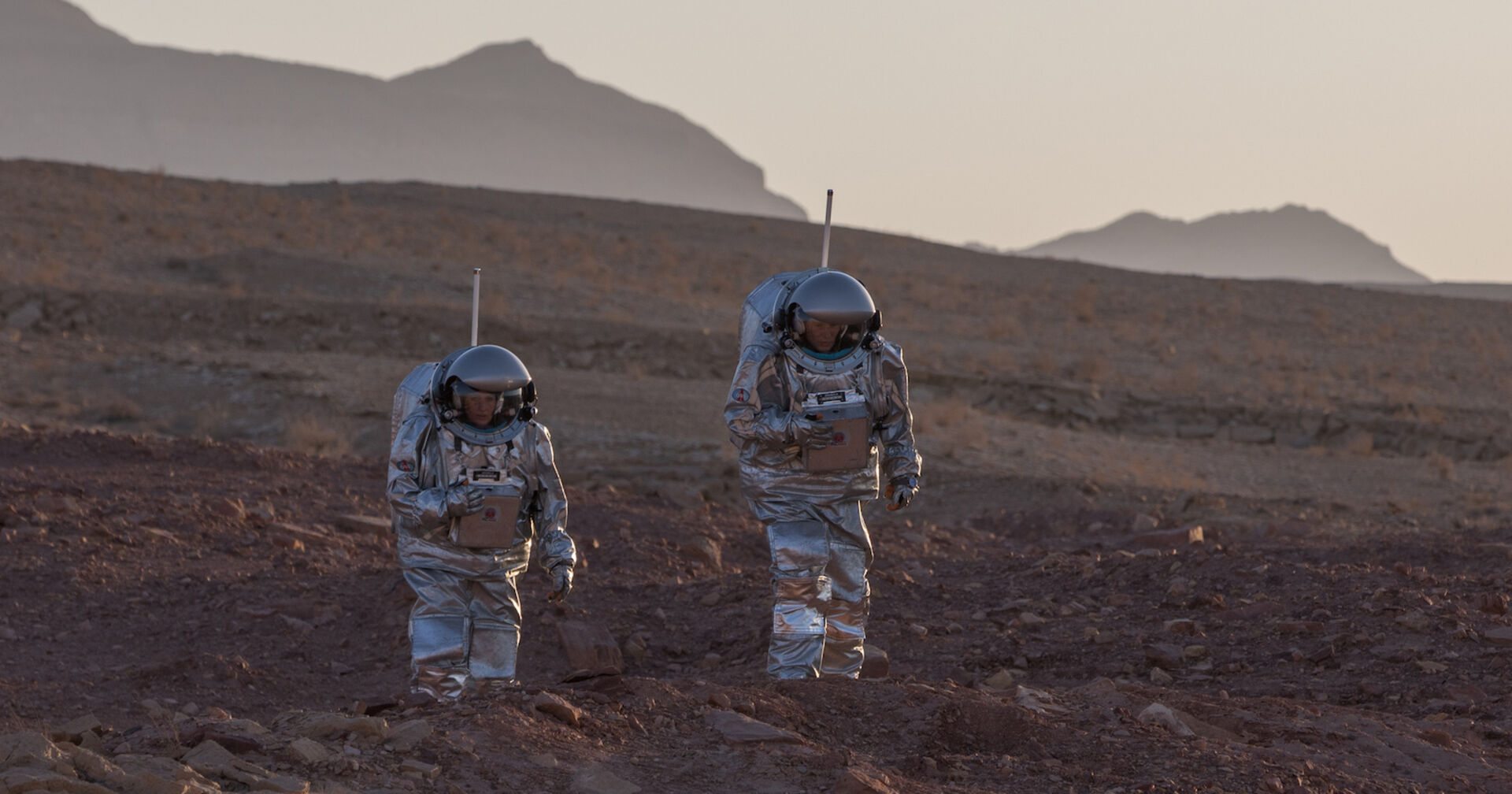 Zwei Astronauten auf Mission im Weltraumanzugsimulator.