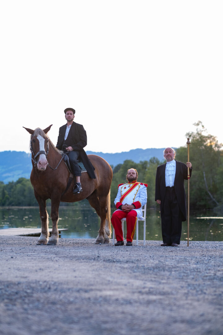 Simon Martin auf Pferd Valentin (hier als J.J. Ender aus Mäder), Wolfgang Rainer (hier als Kaiser), Marcus Harm (hier als Gehilfe des Kaisers) (v. li.)