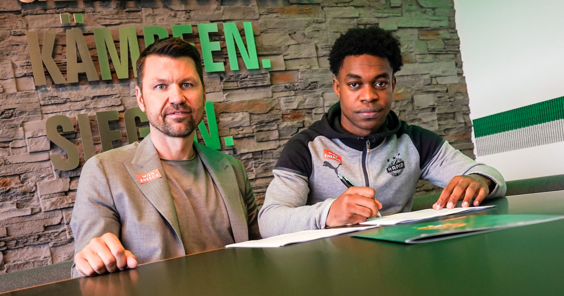 Markus Katzer und Thierry Gale bei der Vertragsunterzeichnung  | Credit: Daniel Widner