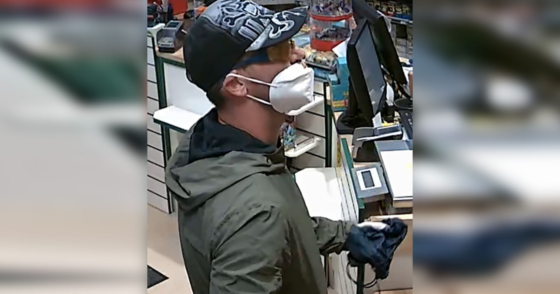 Aufnahmen der Überwachungskamera zeigen einen Mann mit Baseball-Kappe und FFP2-Maske beim Versuch eine Grazer Trafik auszurauben.