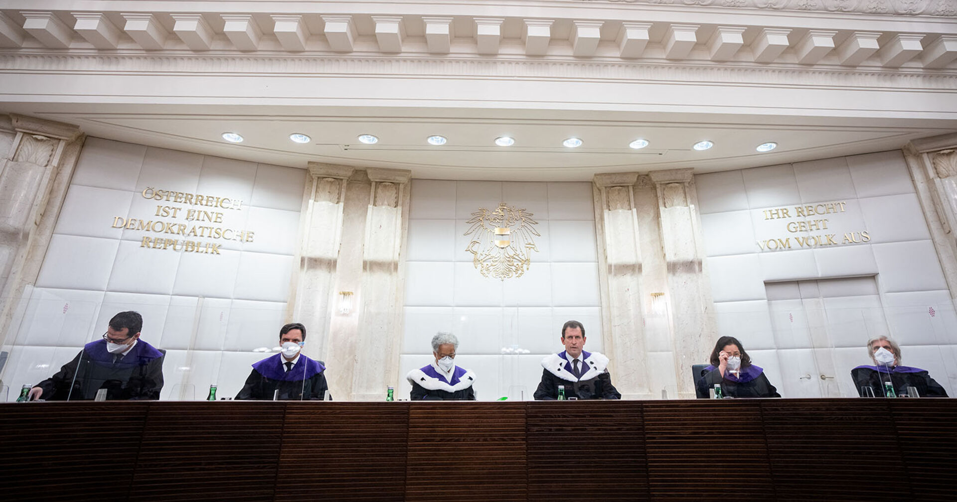 Die Richter des Verfassungsgerichtshofs während einer öffentlichen Verhandlung