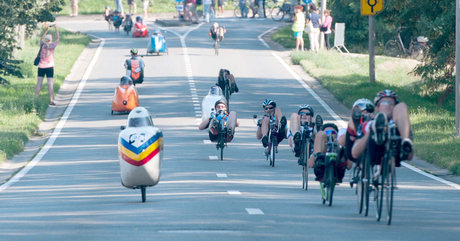Liegeradfahrer:innen aus den verschiedensten Nationen kämpfen im Lustenau um den Sieg.