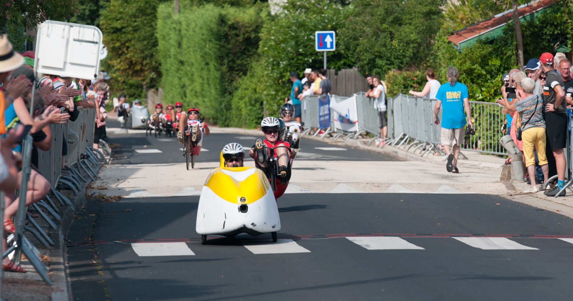 Die Fahrer:innen freuen sich über zahlreiche Zuschauer:innen.