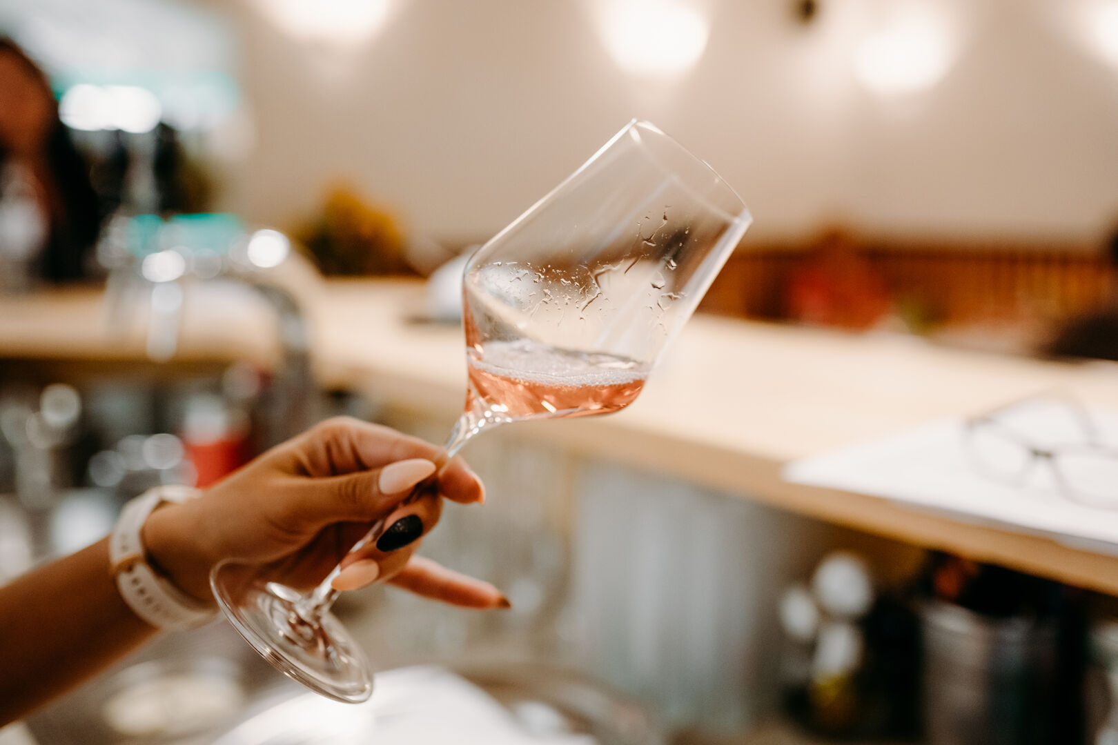 Weinglas mit Rosé-Wein