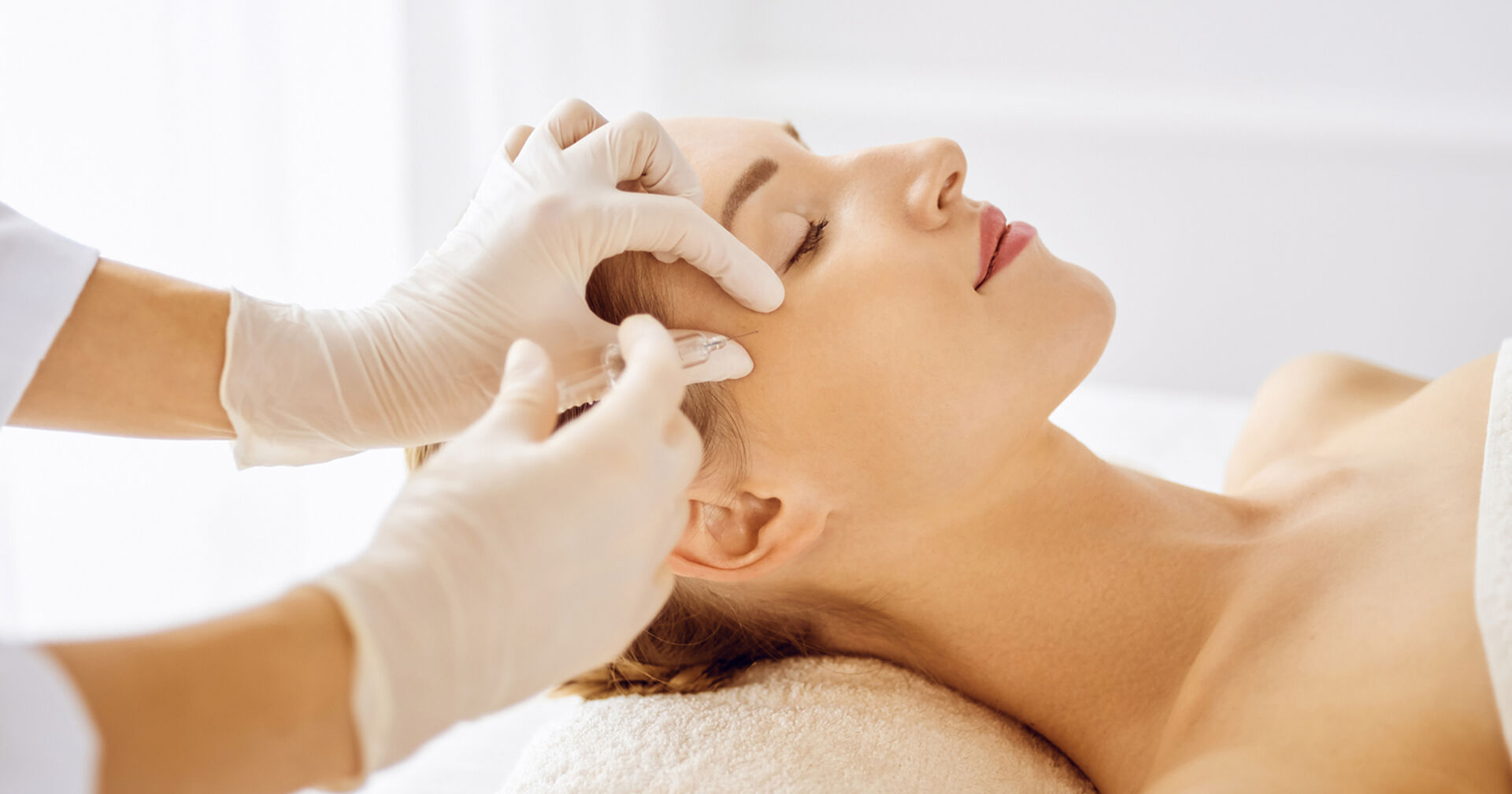 Frau bekommt eine Beauty-Behandlung | Credit: iStock.com/andrei_r