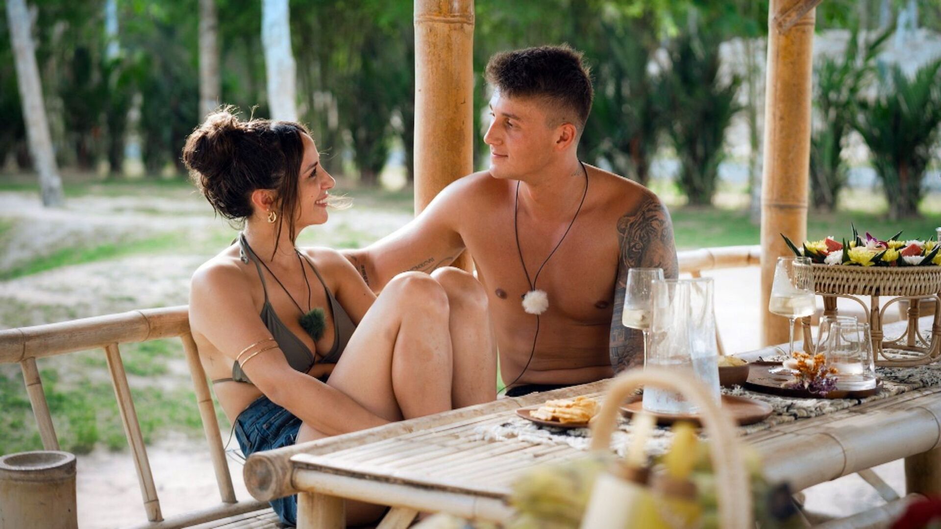 Bachelorette Jenny und Fynn schauen sich in die Augen