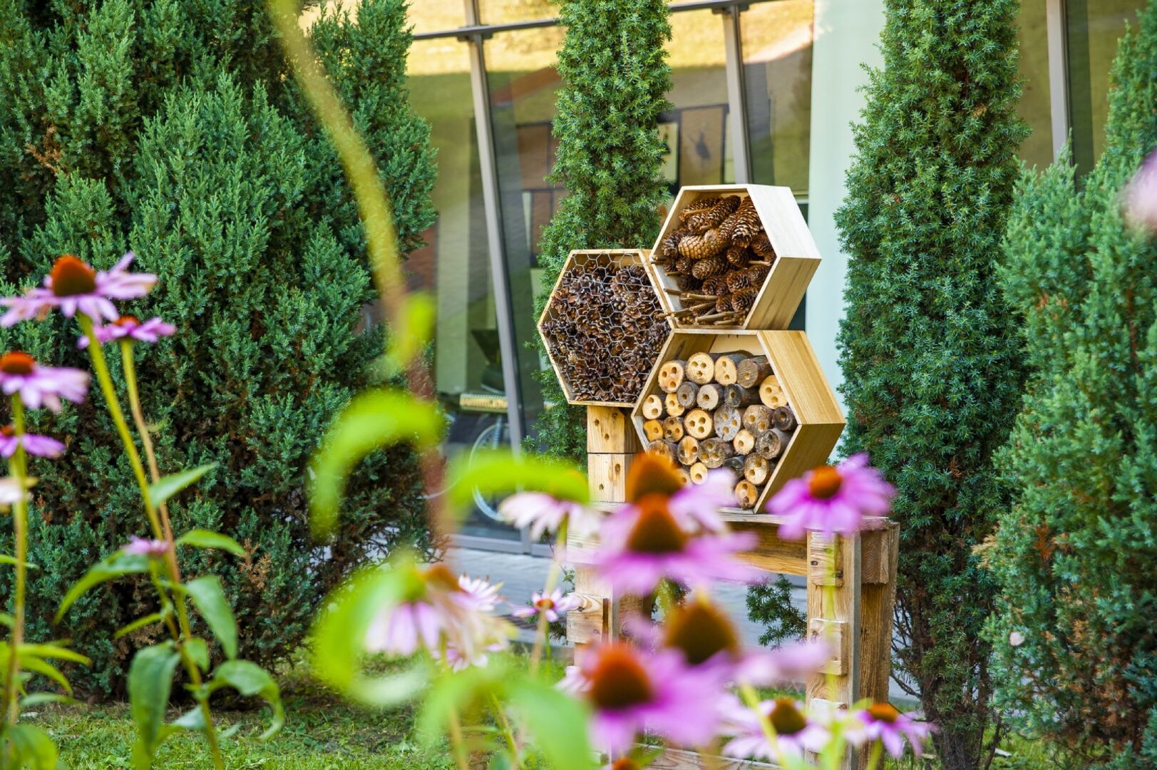 Bienenhotel im Garten | Credit: iStock.com/dies-irae