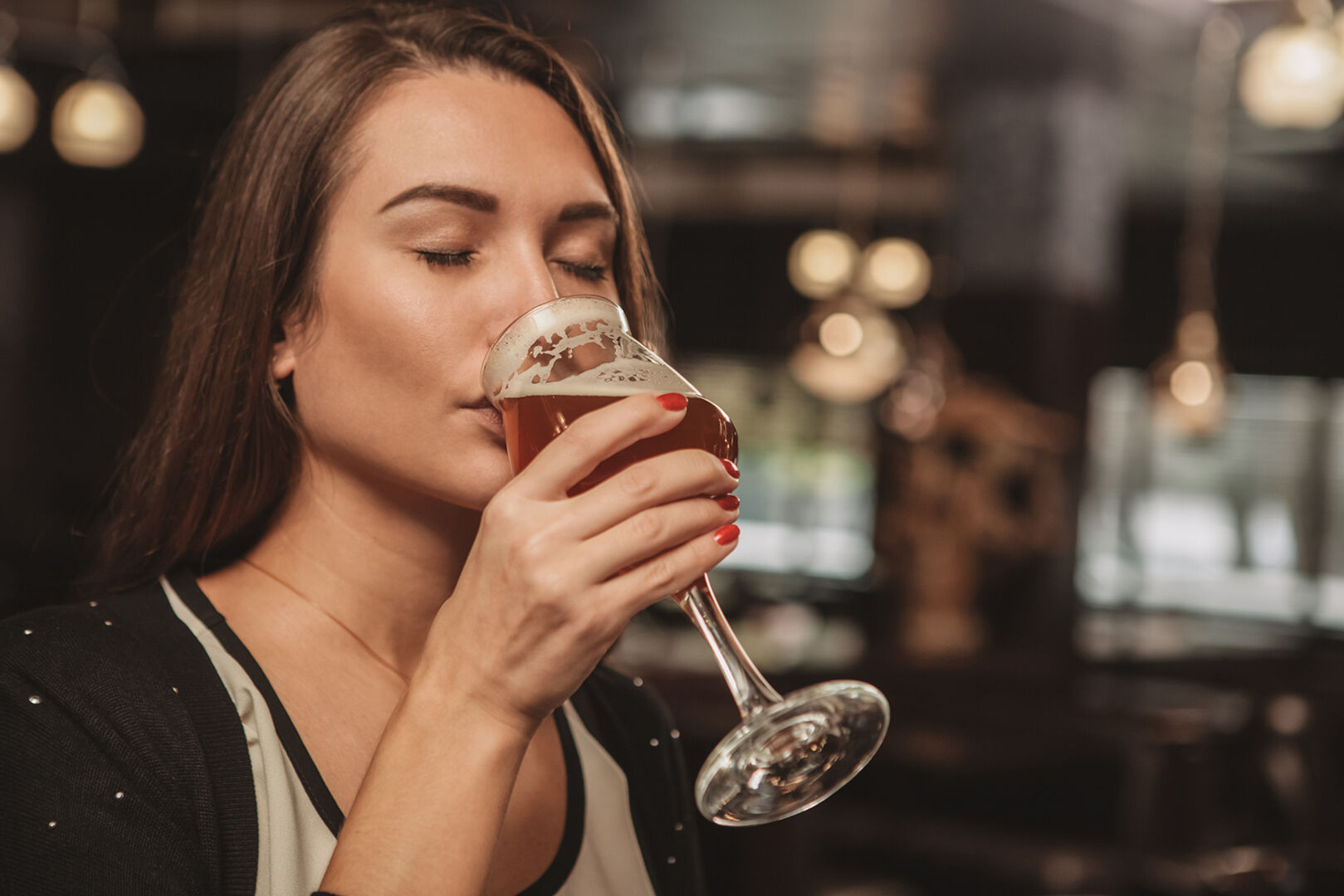 Frau trinkt ein Glas Bier | Credit: iStock.com/Ihor Bulyhin