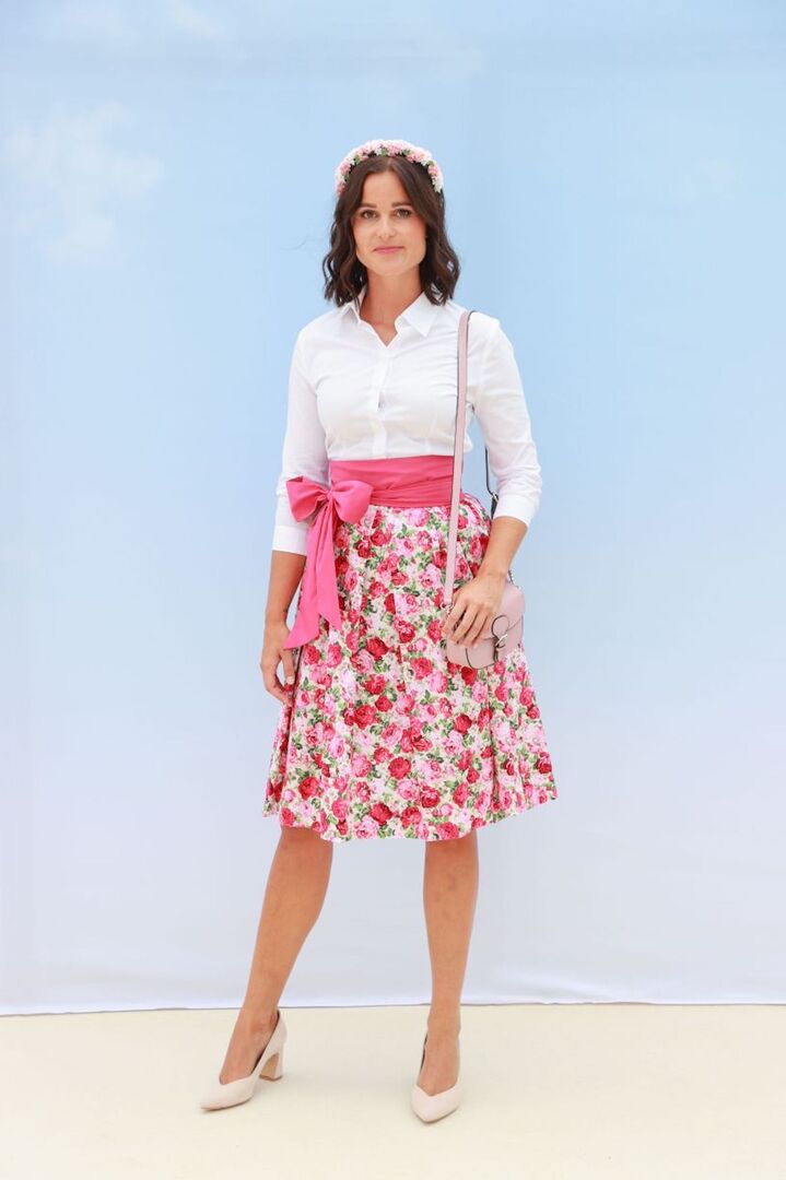 Model mit Blümchenrock und mit weißer Bluse.
