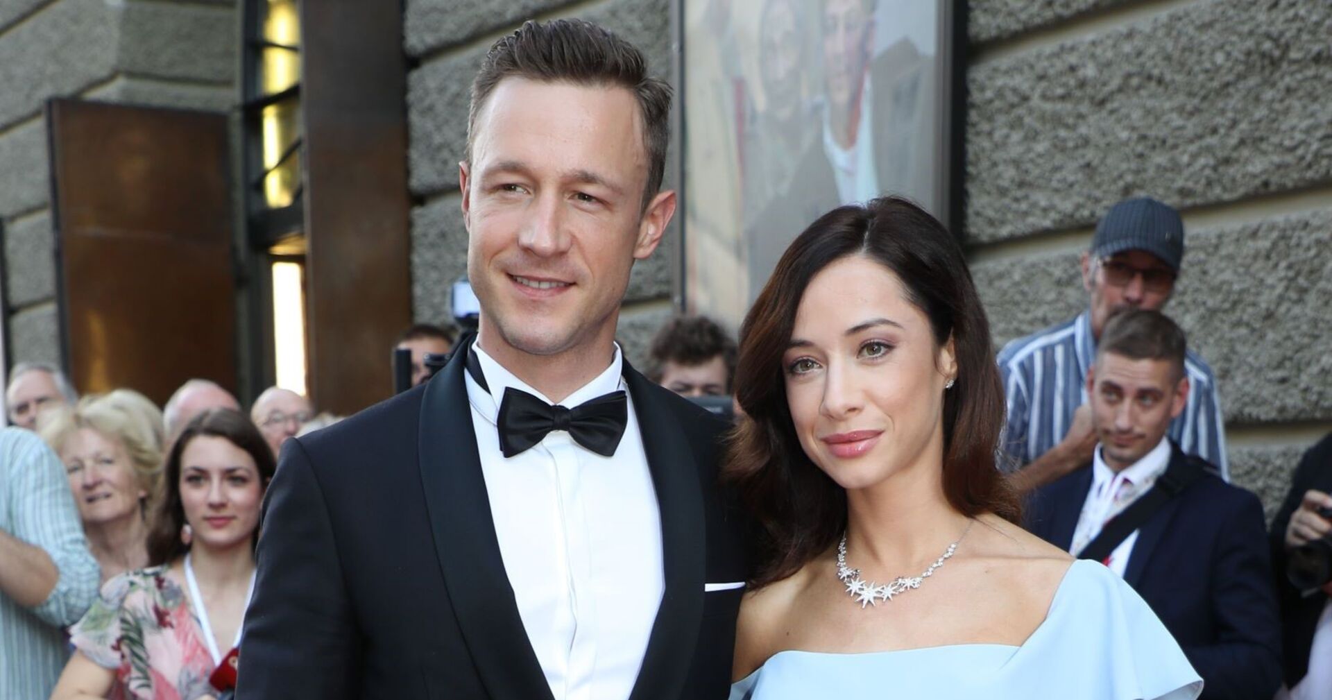 Gernot Blümle im Smoking mit Fliege, Treidel im hellblauen Abendkleid mit auffallendem Schmuck.