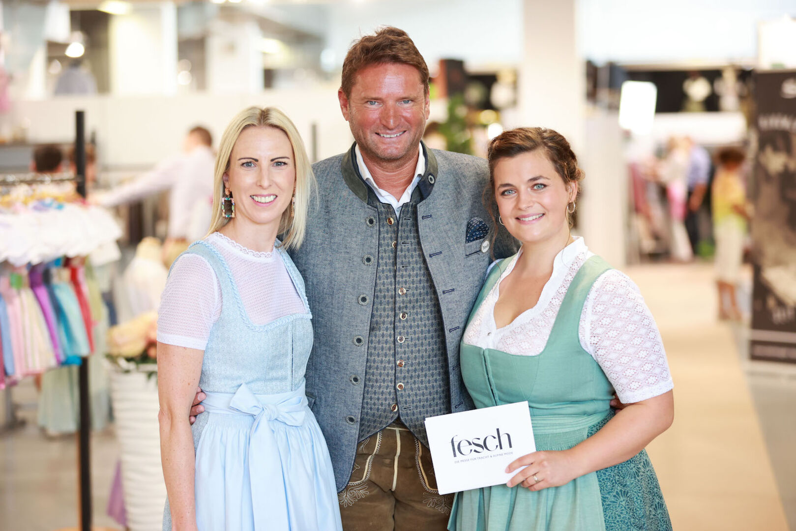 Katharina Krassnitzer (Leitung FESCH), Markus Oberhamberger (Geschäftsführer Brandboxx Salzburg) und Stargast Ronja Forcher (re.).