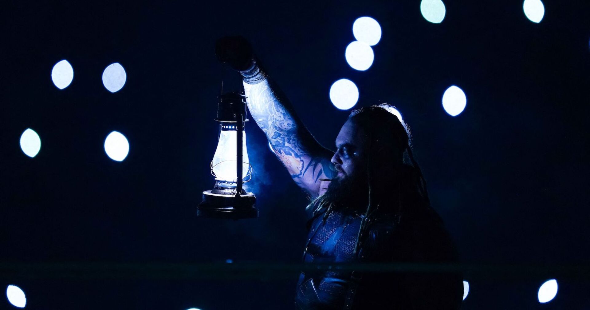 Bray Wyatt bei einer Wrestling-Inszenierung mit einer Laterne.