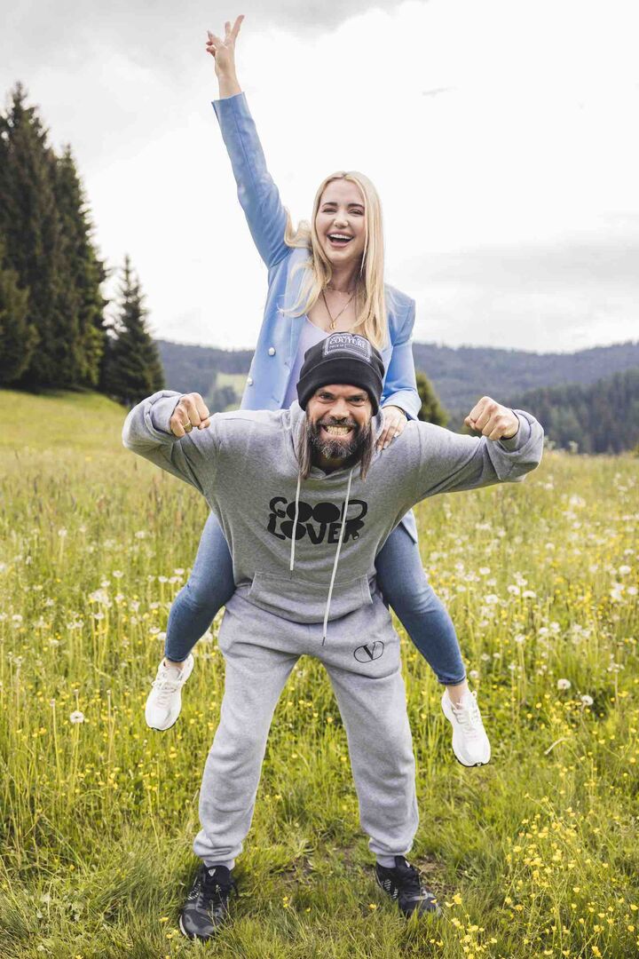 Daniel Köllerer nimmt Cathy Lugner huckepack.