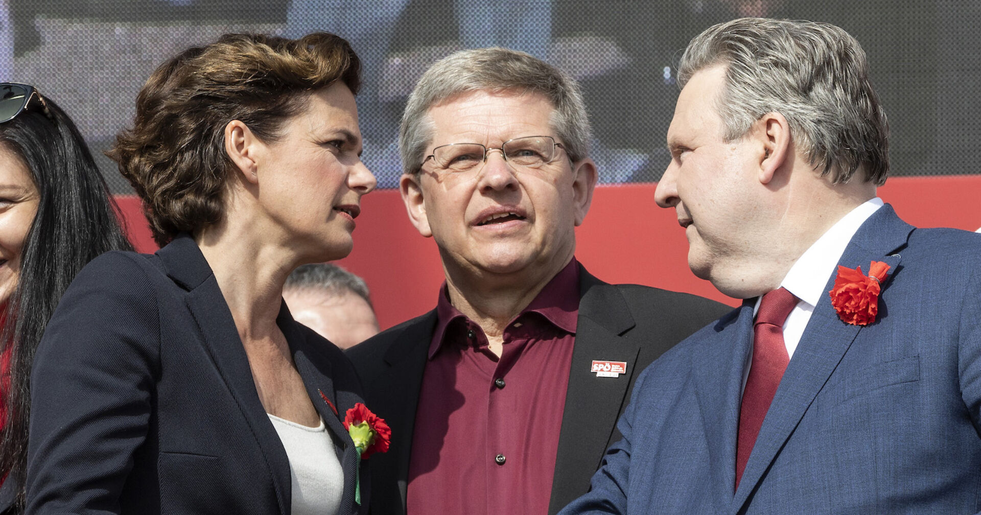 Pamela Rendi-Wagner, Christian Deutsch und Michael Ludwig beim traditionellen Mai-Aufmarsch. Die drei stecken die Köpfe zusammen.