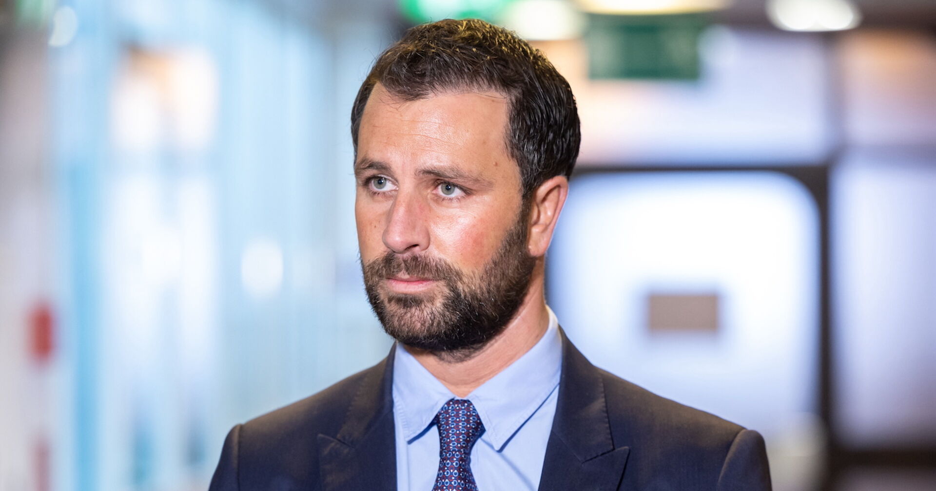 Georg Dornauer in Großaufnahme mit Krawatte und Anzug