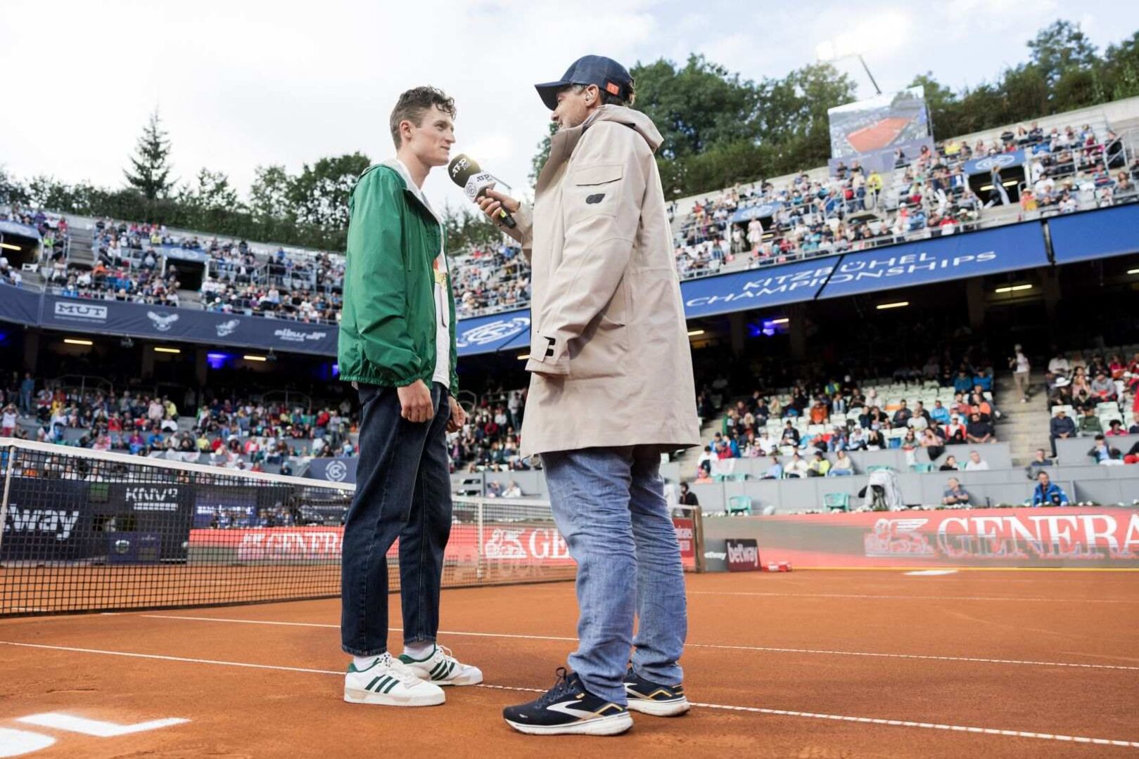 Stefan Steinacher interviewt Rad-Profi Felix Gall.