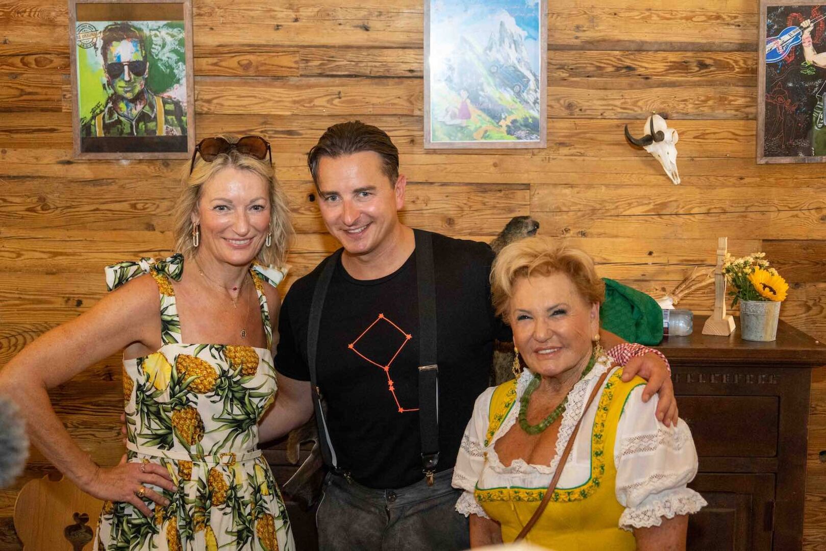 Gruber und Gabalier mit Rosi Schipflinger von der Sonnbergstubn.