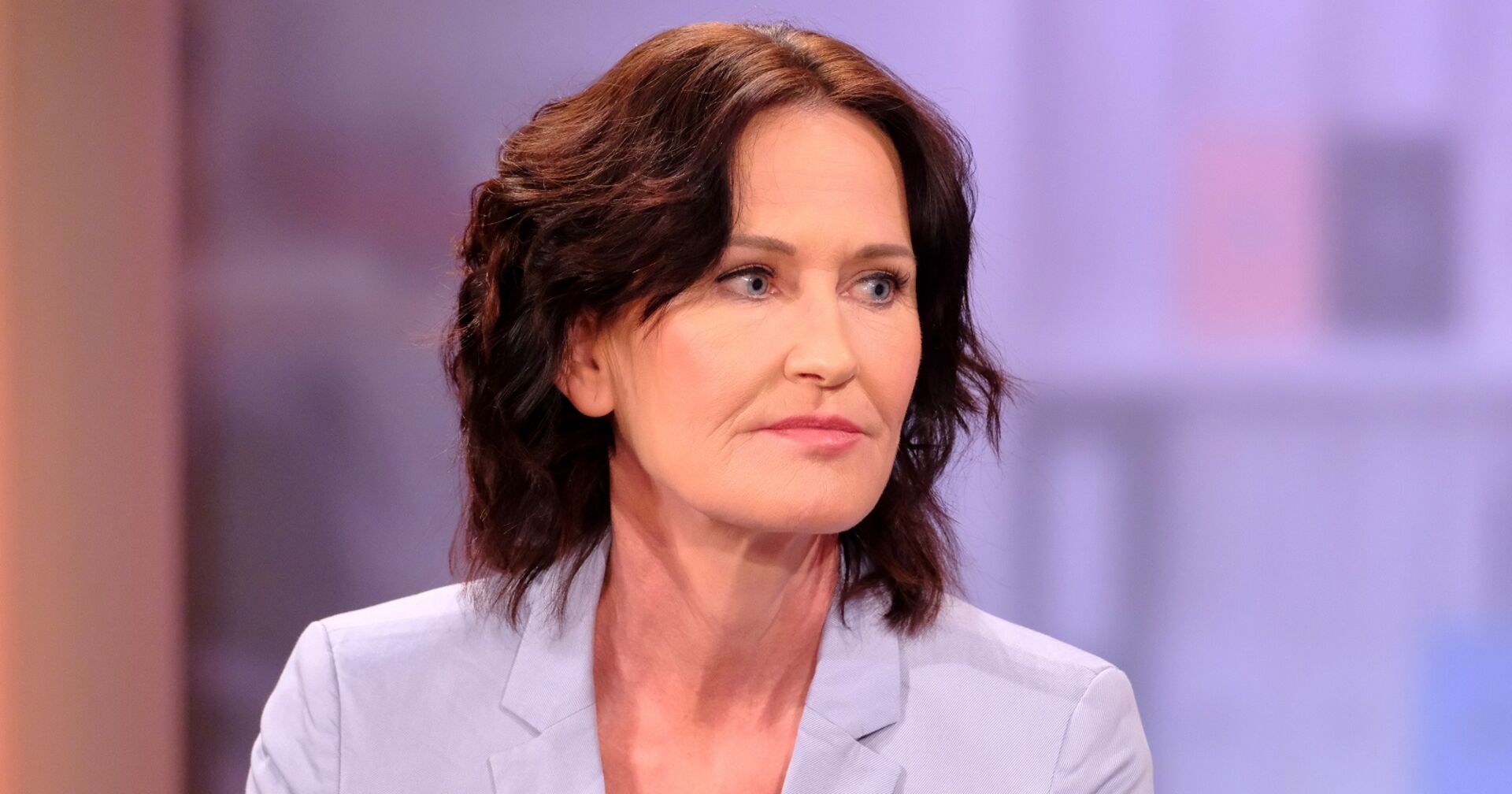 Eva Glawischnig in einem Fernsehstudio