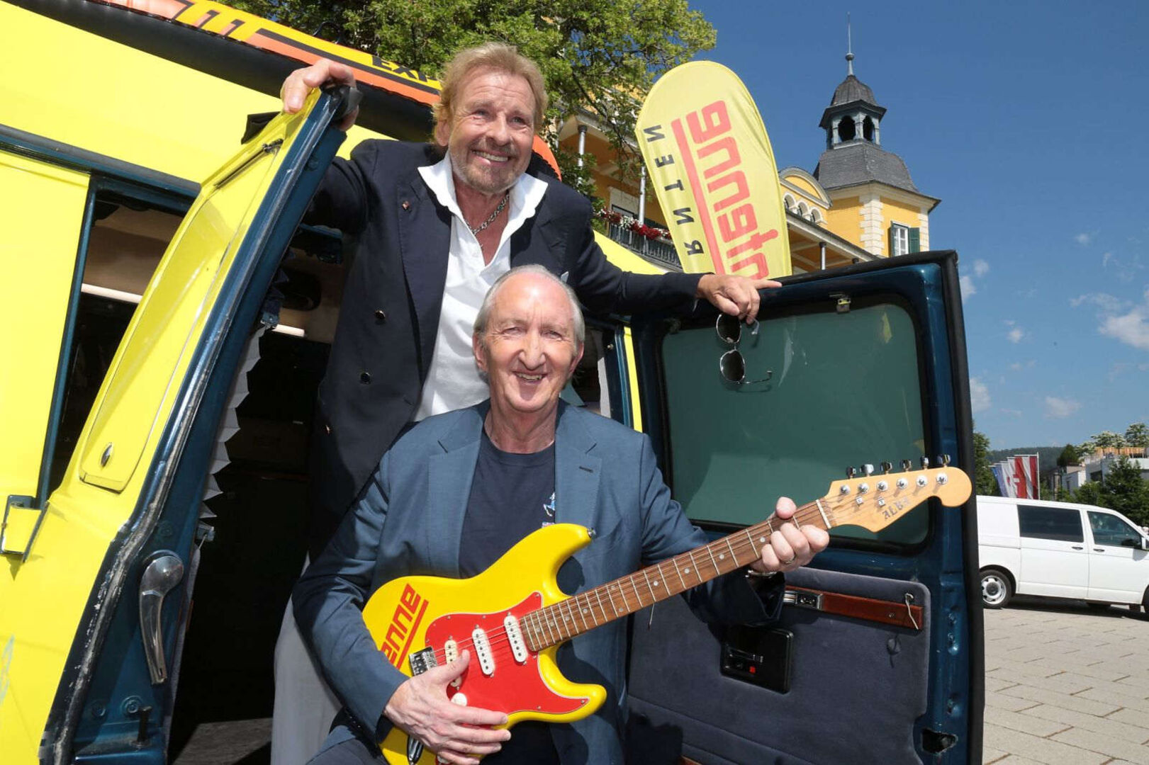 Thomas Gottschalk und Mike Krüger in einem Fahrzeug.