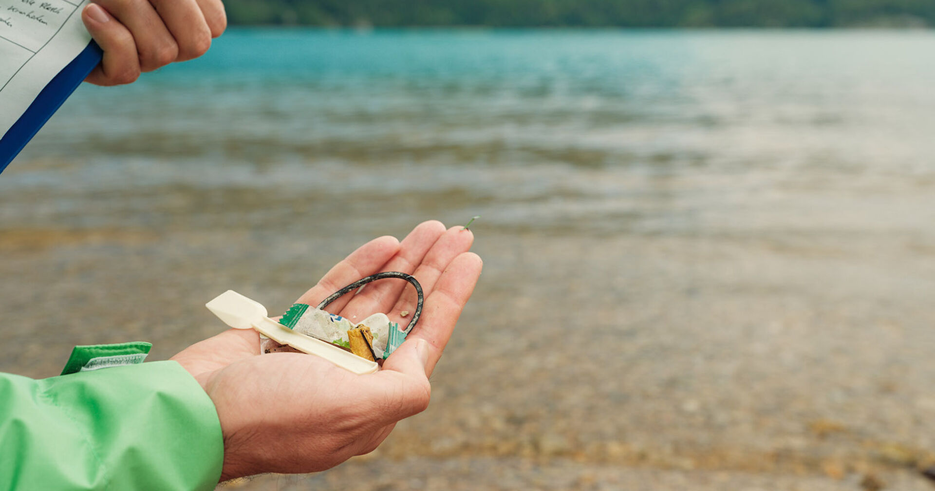 Eine Person hat gefundenes Mikroplastik in der Hand.