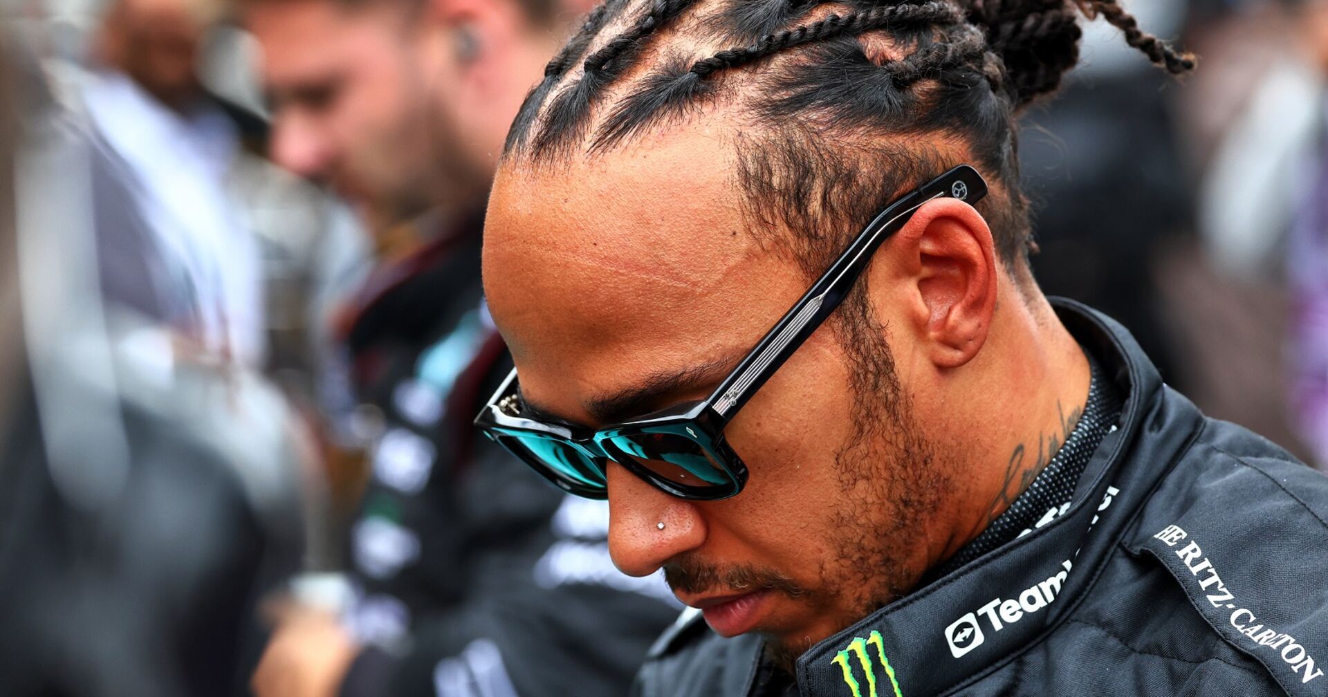 Lewis Hamilton mit Sonnenbrille im Profil