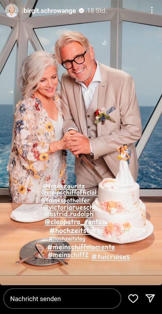 Birgit Schrowange und Birgit Schrowange schneiden die Hochzeitstorte an.