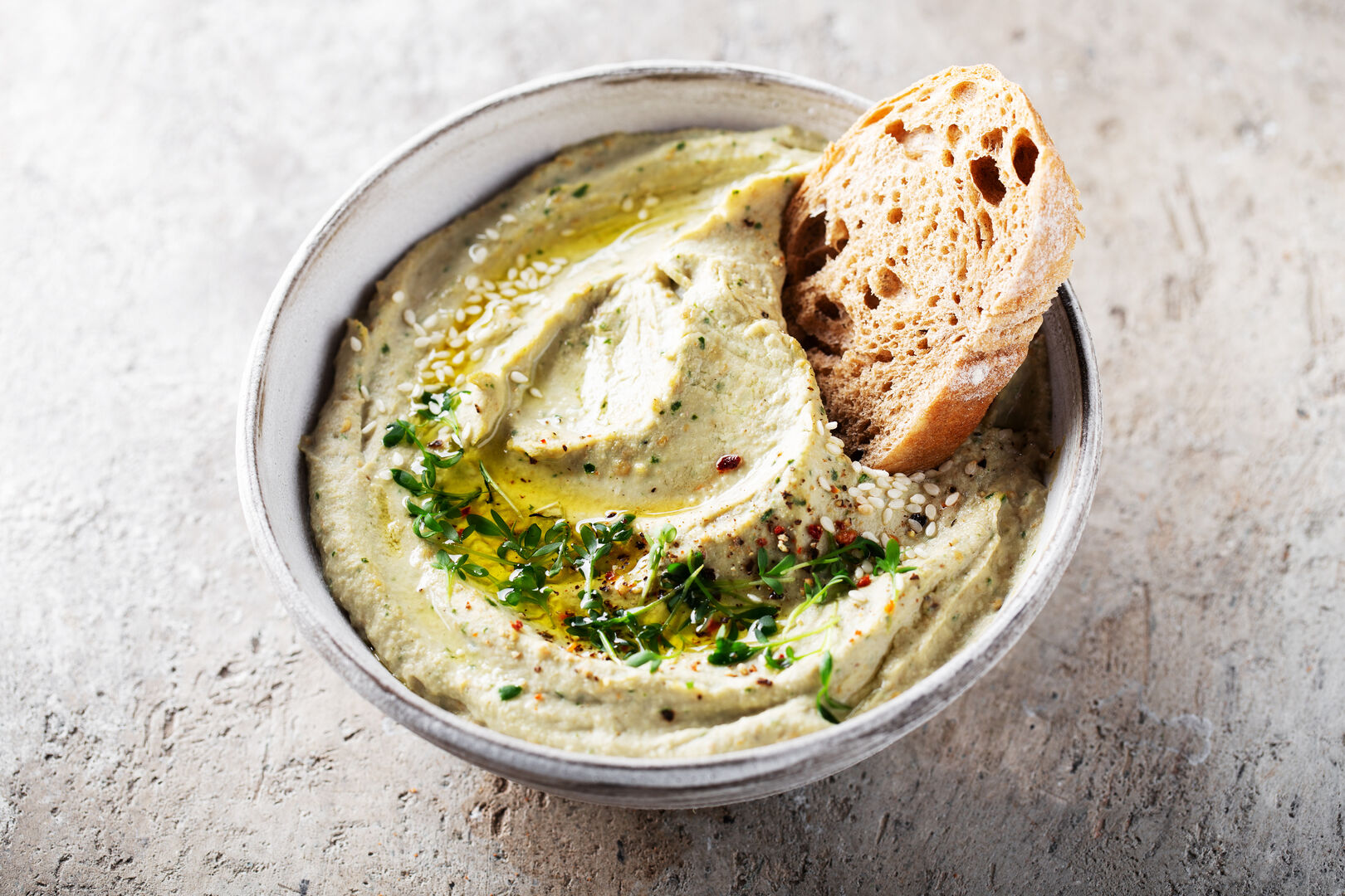 Babaghanoush in Schüssel mit Brot