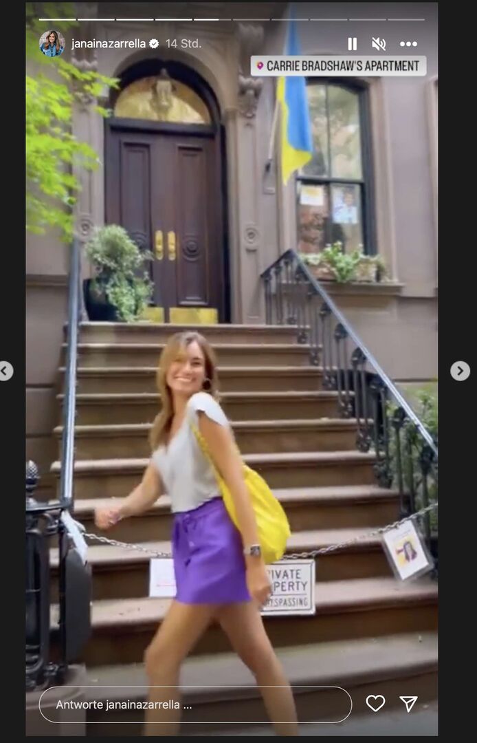 Jana Ina lächelnd vor &quot;Carrie Bradshaw&quot; Serien-Haus.