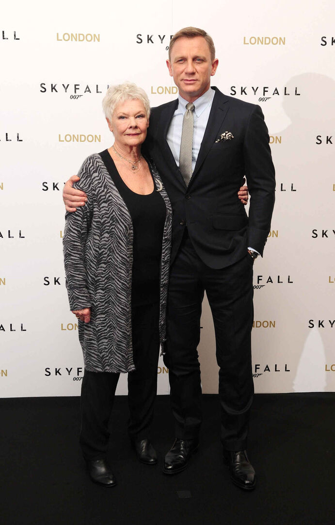 Daniel Craig umarmt Judi Dench.