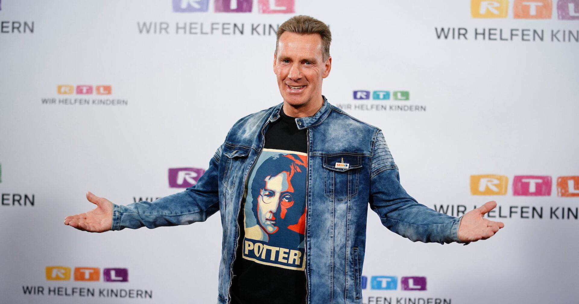 Jürgen Milski in Jeansjacke bei einer Veranstaltung.