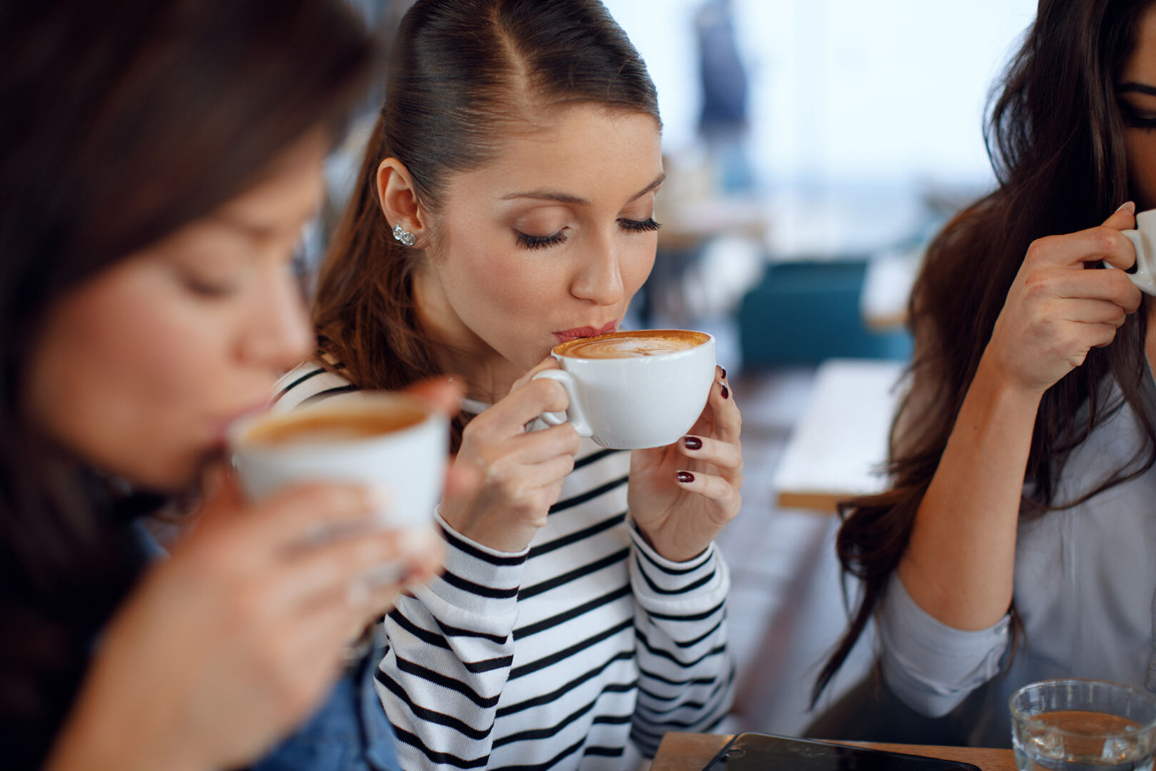 Freundinnen trinken Kaffee | Credit: iStock.com/djiledesign