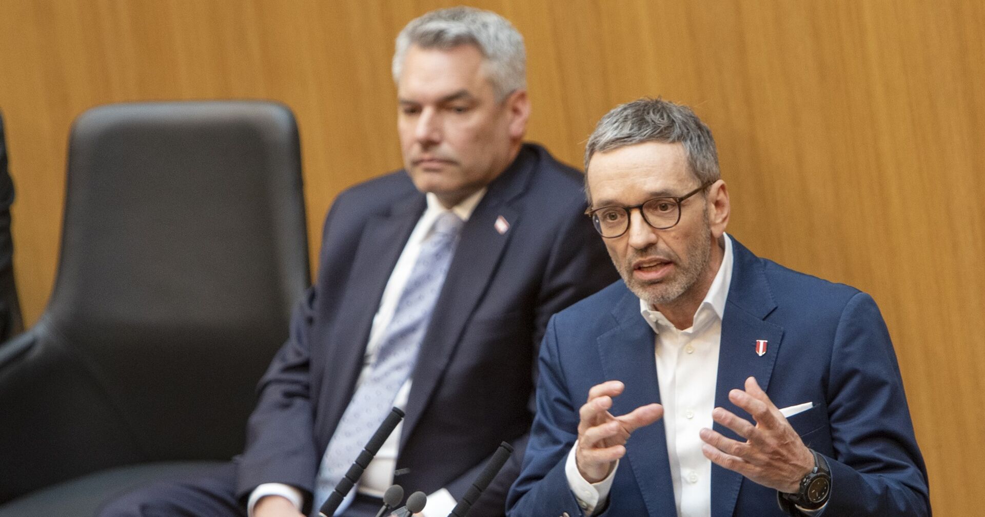 Nehammer und Kickl im Parlament
