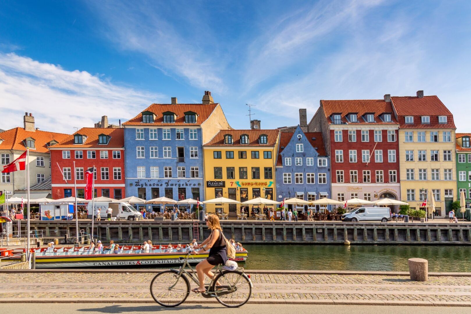 Frau fährt Rad in Kopenhagen | Credit: iStock.com/nantonov