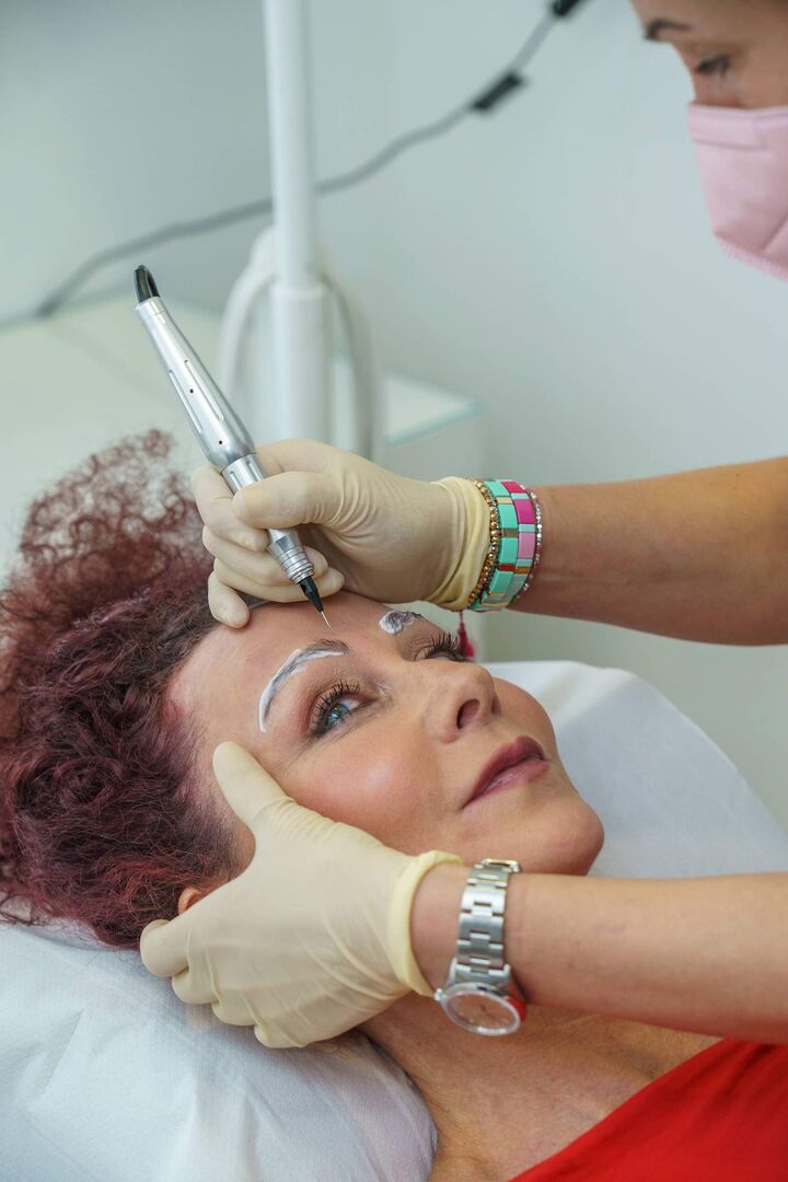 Christina Lugner wird vom Beauty-Doc geliftet.