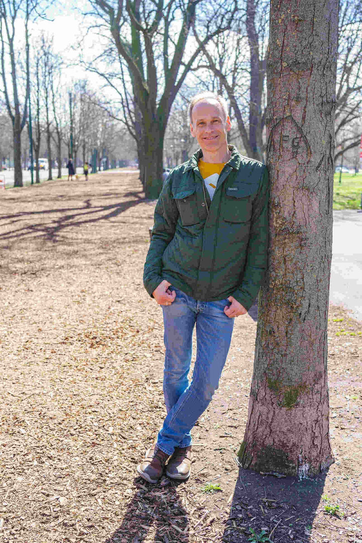 Marcus Wadsak lehnt an einem Baum.