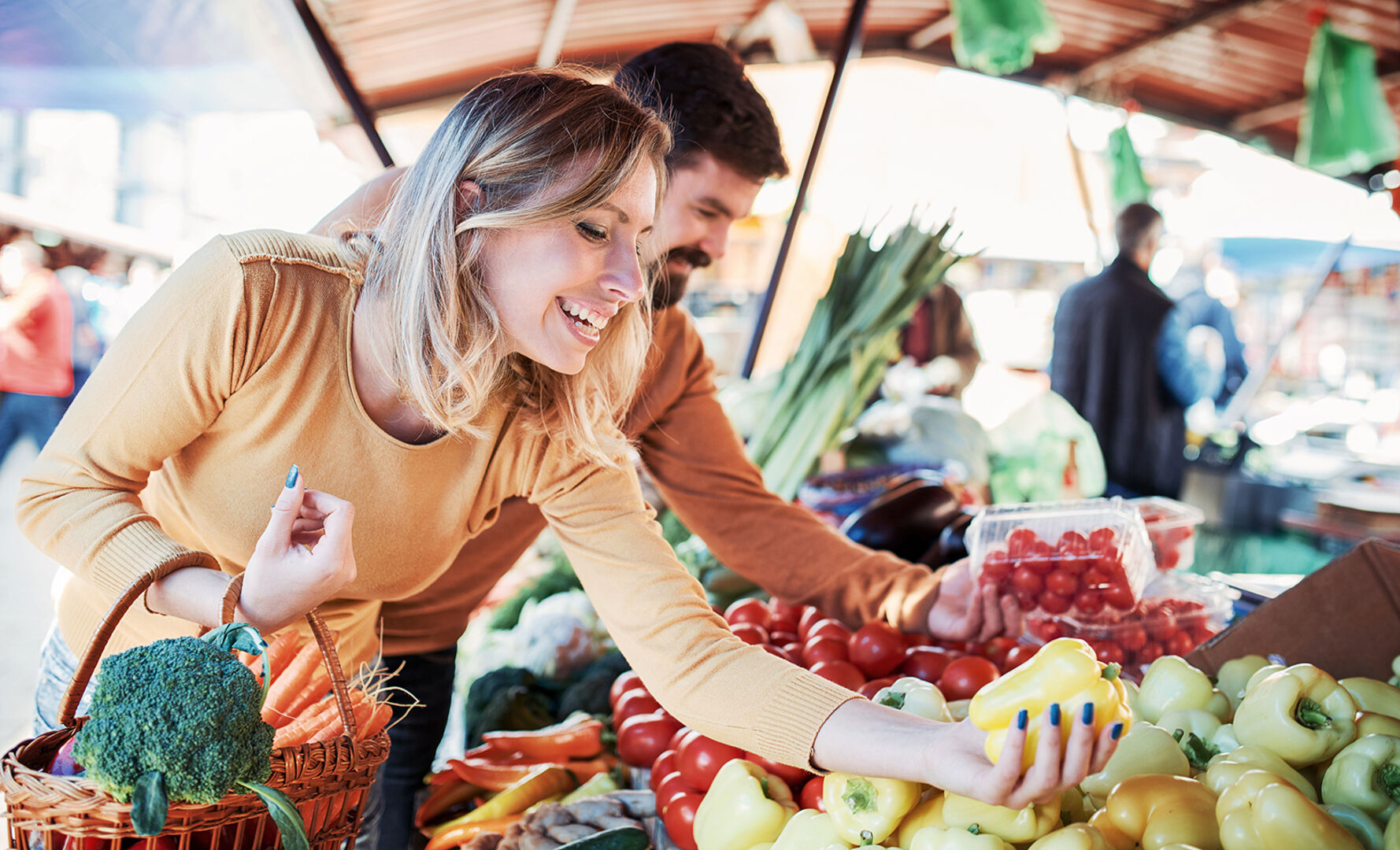 Frau und Mann besuchen einen Wochenmarkt in Wels | Credit: iStock.com/Bobex-73