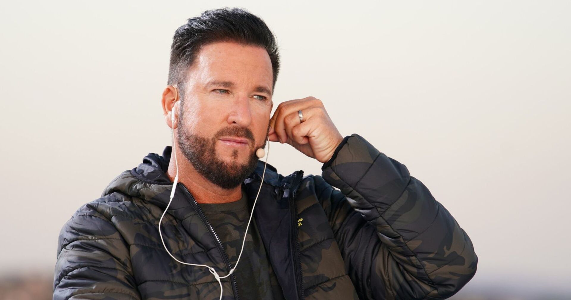 Michael Wendler mit Kopfhörern.