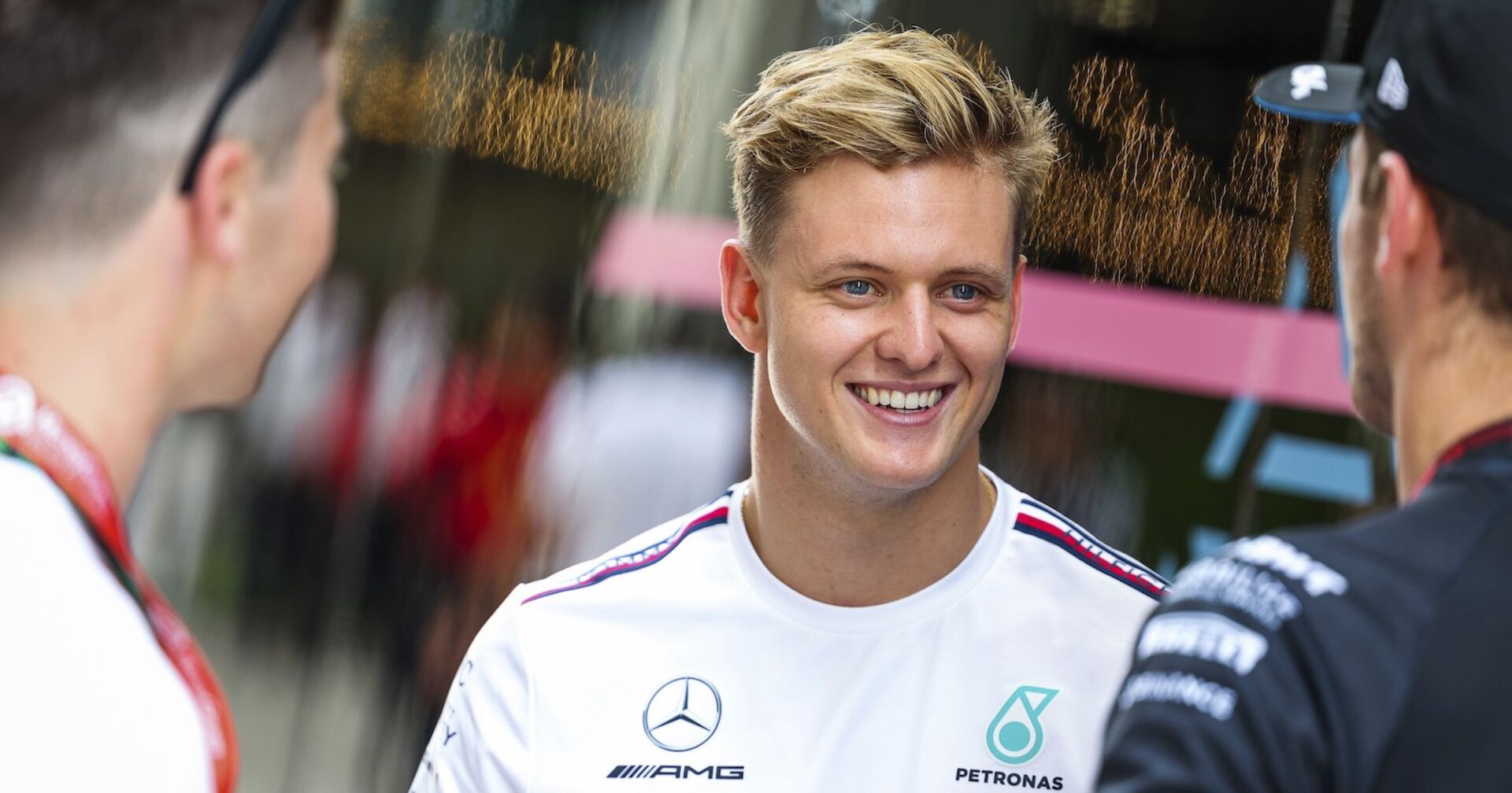Mick Schumacher gibt strahlend ein Interview.