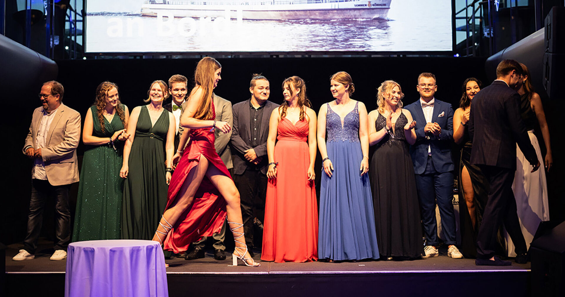 Die Zertifikatsübergabe wurde heftig bejubelt.