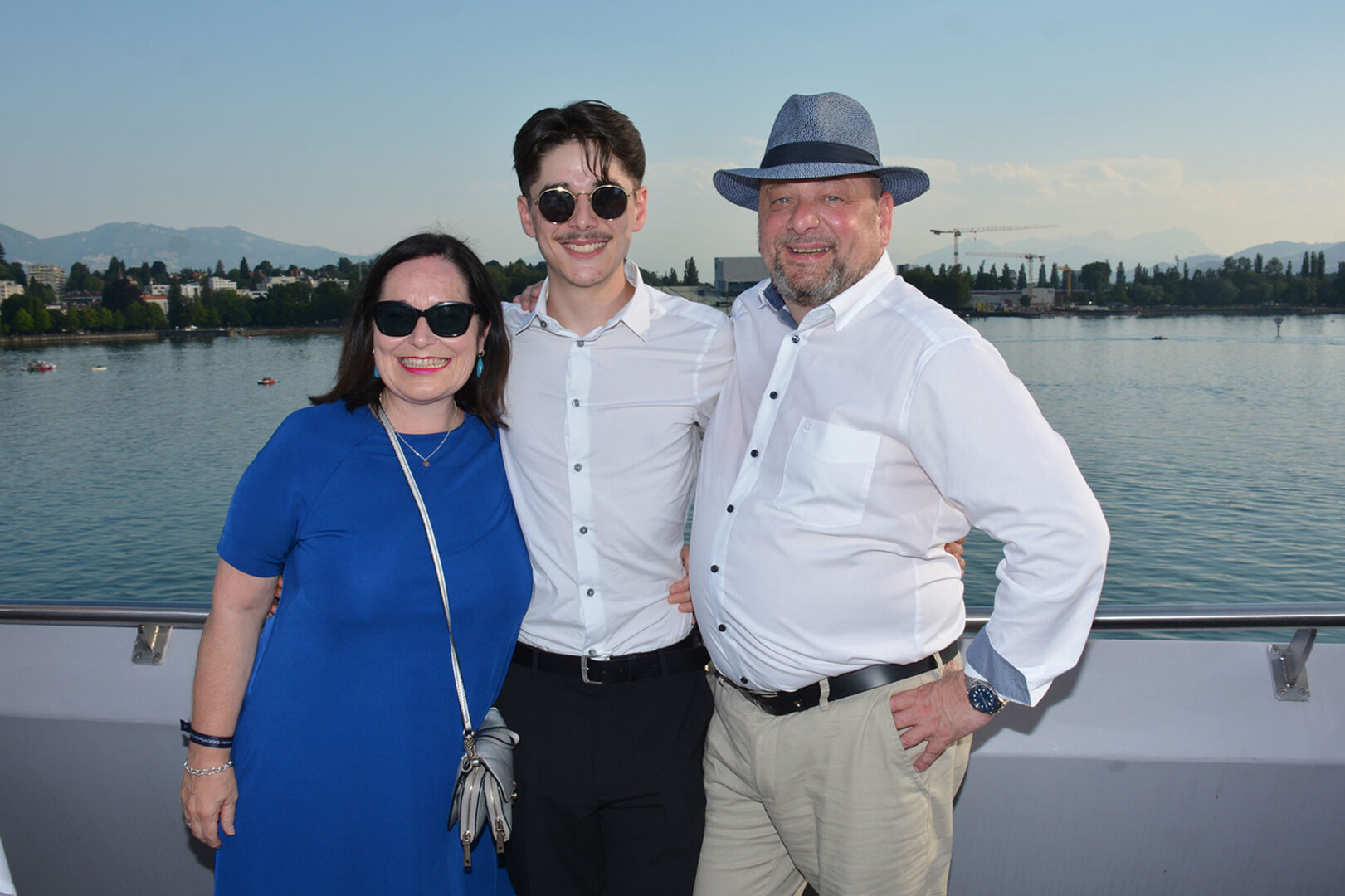 PR-Lady Astrid Riedl und Ehemann Alexander freuen sich mit Max über dessen Abschluss.