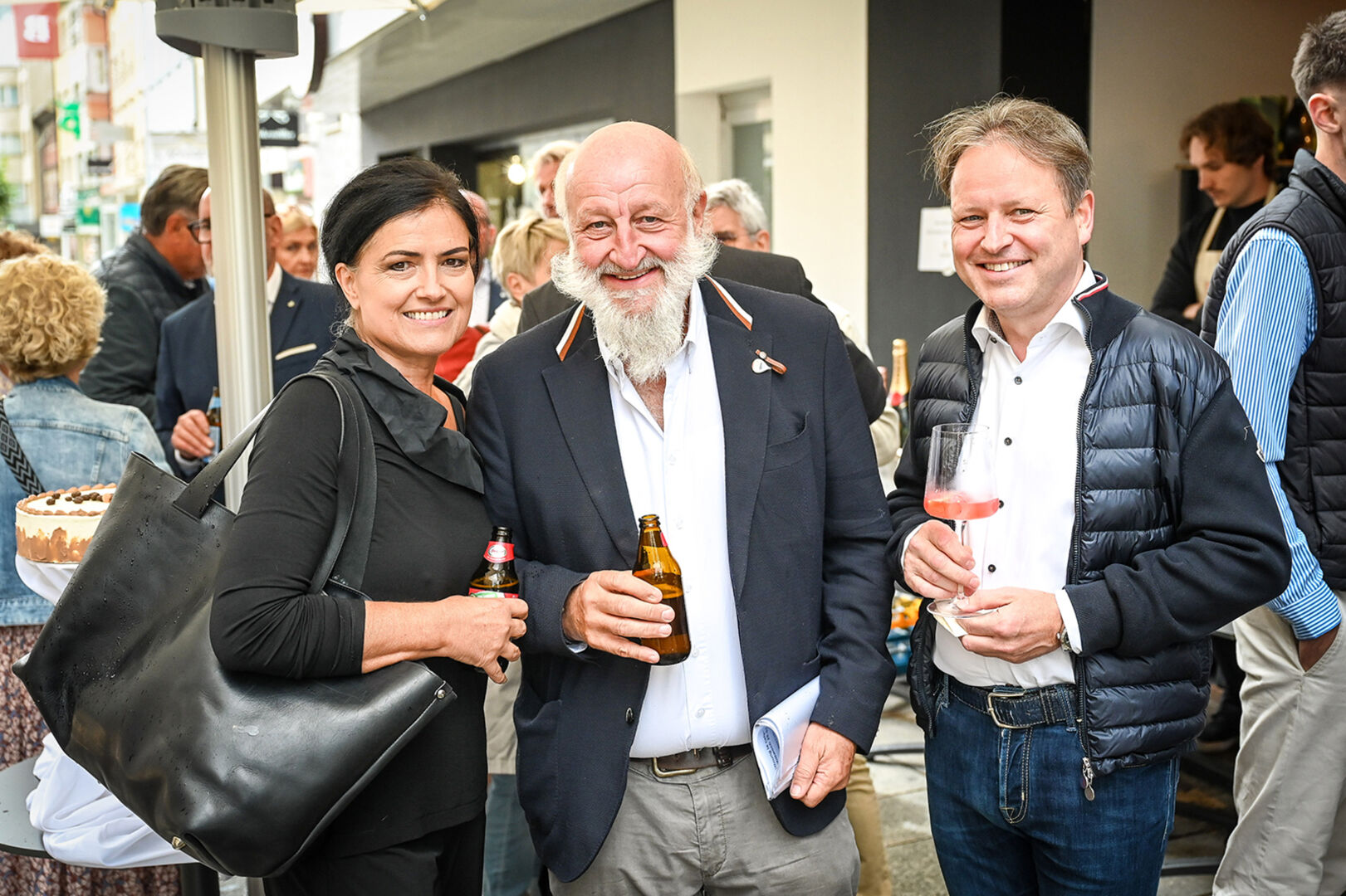 Vermittelten die Geschäftsfläche: Cornelia &amp; Reinhard Götze (RE/MAX). Vom Nachbar-Cafè: Gerhard Götze