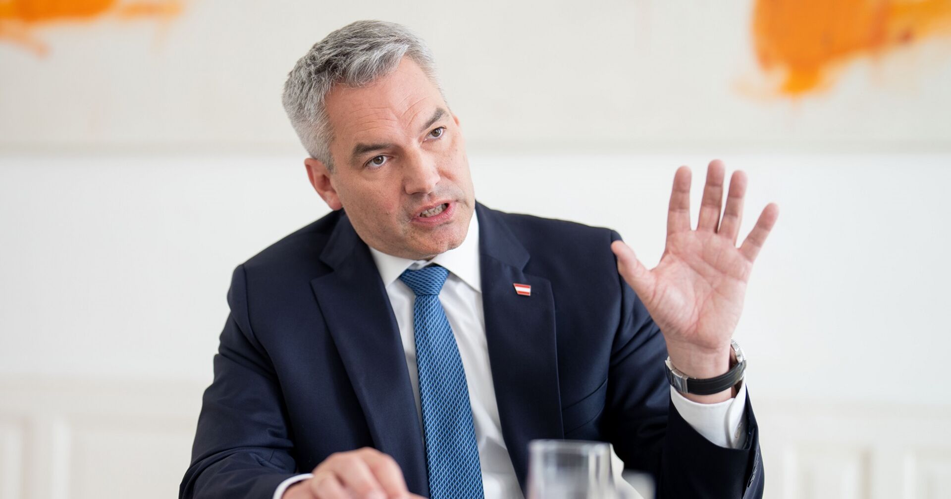 Kanzler Karl Nehammer im Gespräch