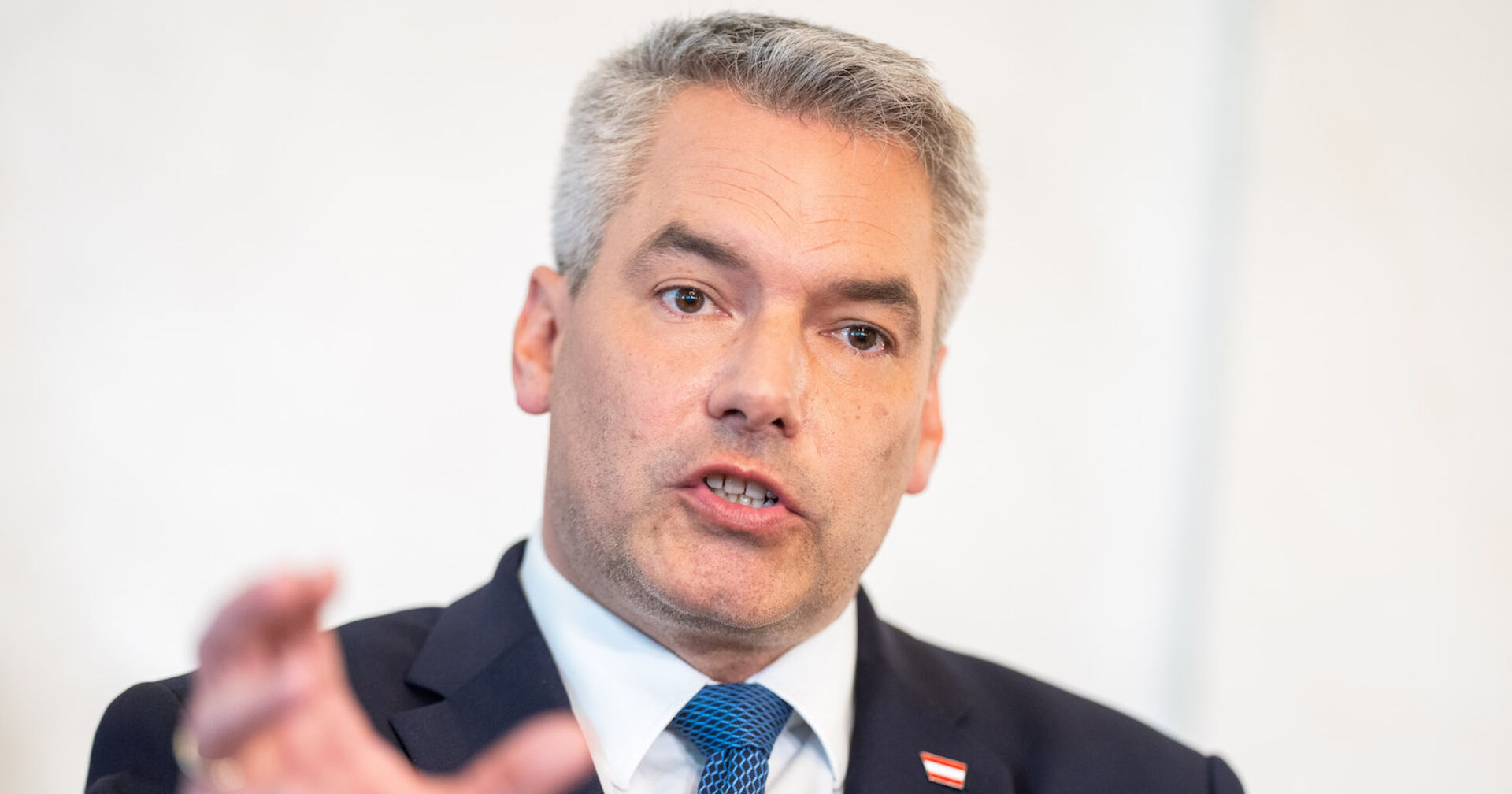 Karl Nehammer spricht bei einer Pressekonferenz.