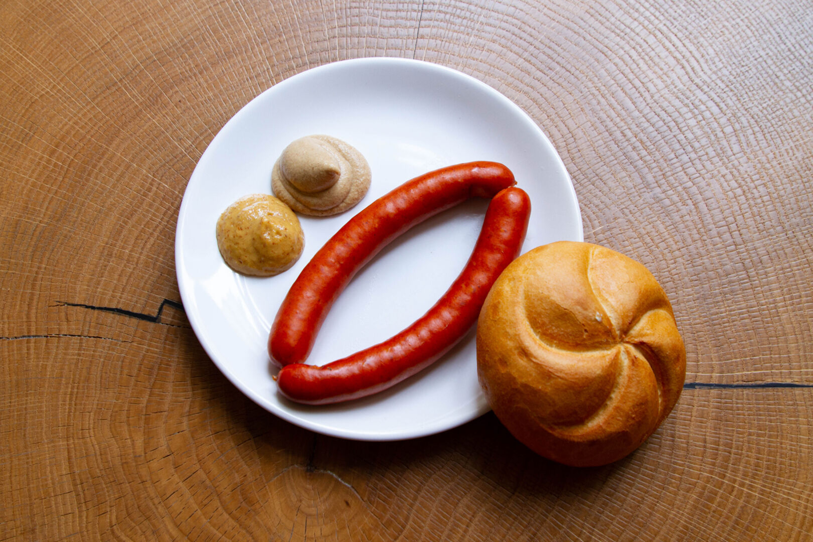 Zum Würstel gehört Senf, er darf beim Grillen und in der österreichischen Hausmannskost nicht fehlen.