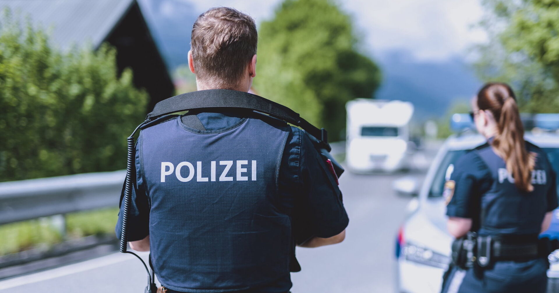 Zwei Polizisten bei einer Suchaktion.