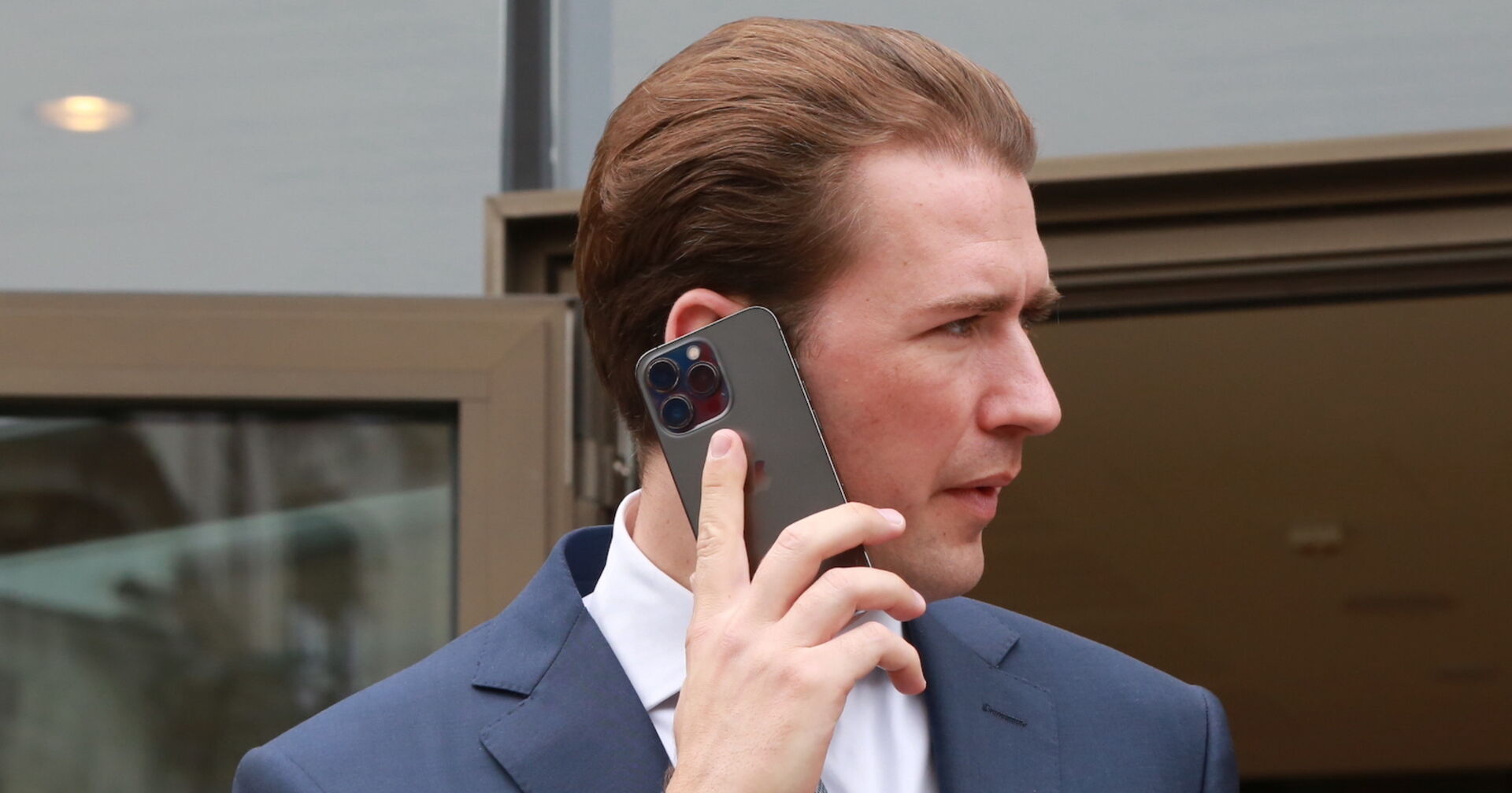 Sebastian Kurz in Großaufnahme im Profil, er telefoniert.