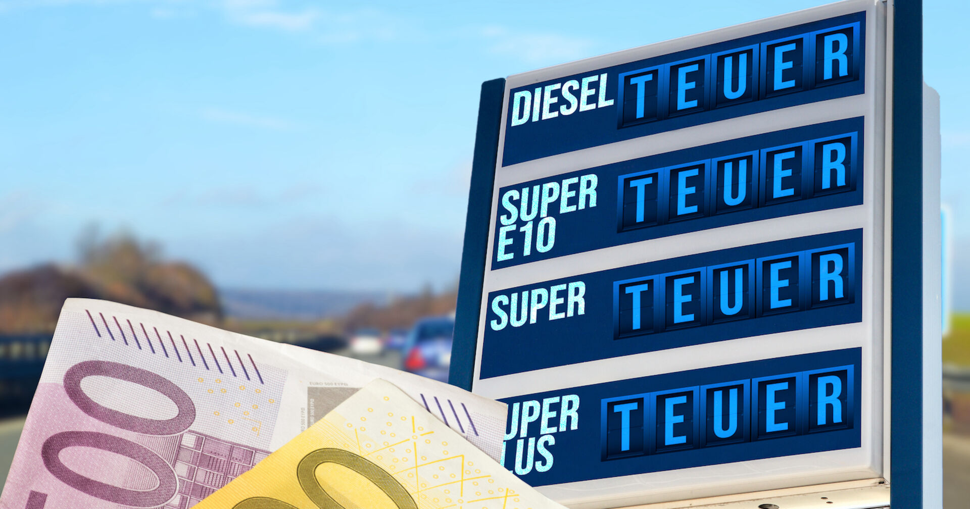 Fotomontage: Geldscheine vor einer Tanktafel, statt wie übliche die Preise, steht bei jedem Produkt &quot;teuer&quot; angeschrieb.