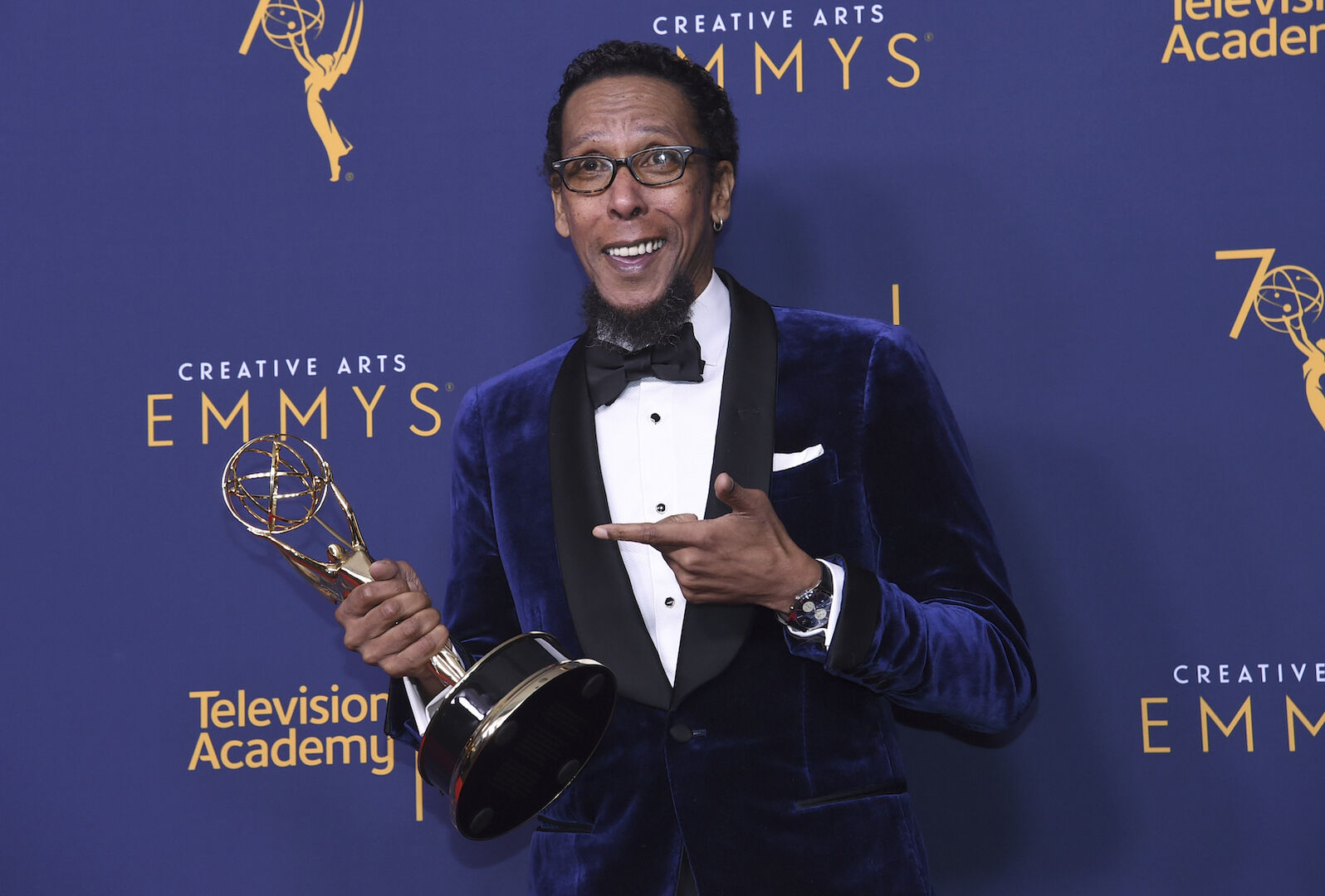 Ron Cephas Jones mit einem Emmy-Award in der Hand.